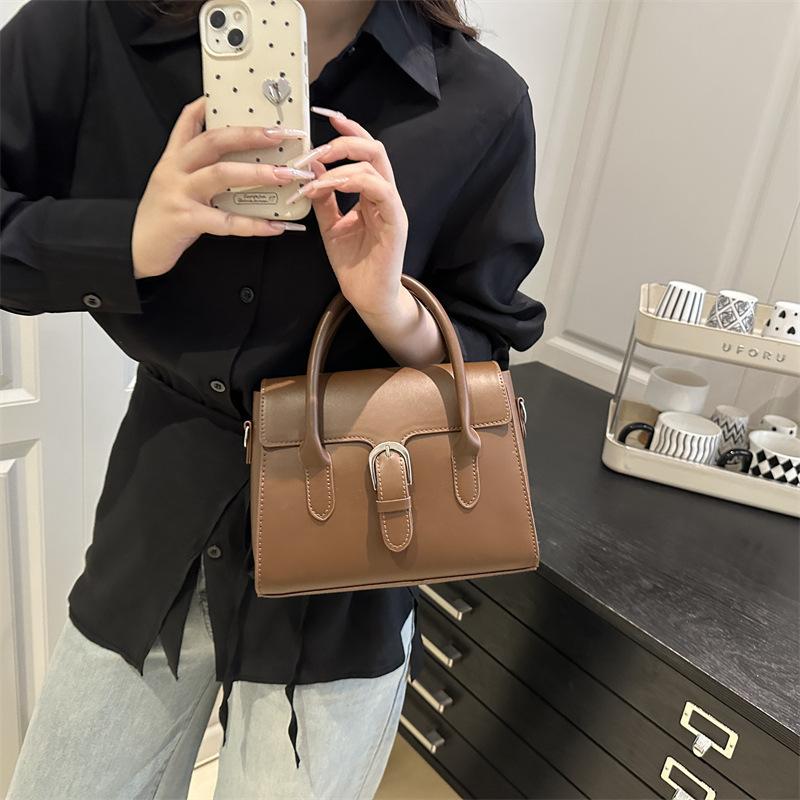 This year's popular versatile commuter mini messenger bag 2025 new design sense fashionable simple niche handbag