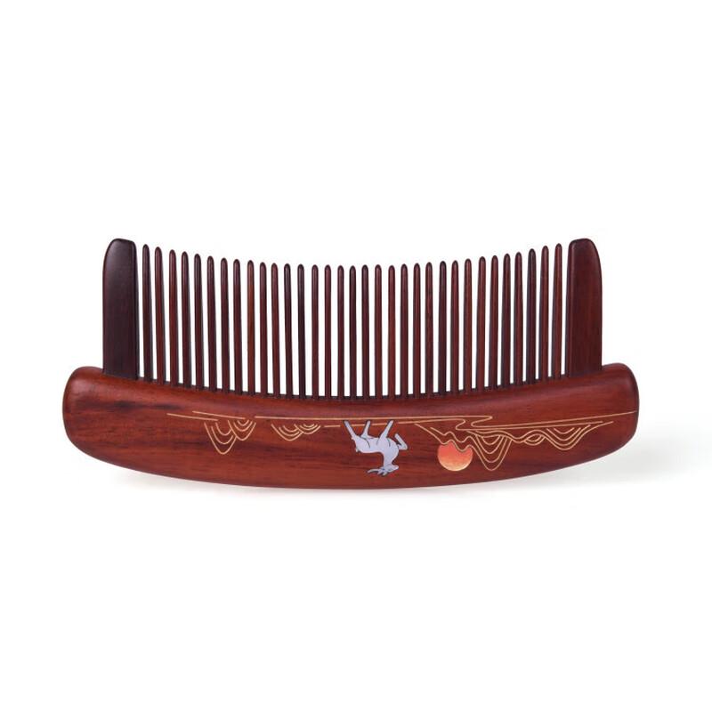 Тань Муцзянь  Объятия оленя  Набор расчесок из грецкого ореха