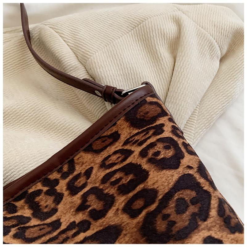 Korean version leopard print bag  winter new fashion versatile suede shoulder bag  large capacity  travel bag