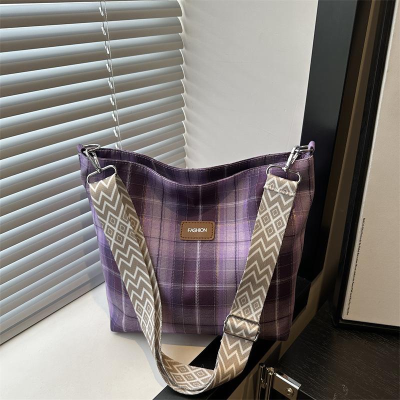 Stilvolle, schlichte und geräumige Umhängetasche mit Karomuster in Kontrastfarben, vielseitige Pendler-Sommer-Neuheit, Tragetasche für Damen
