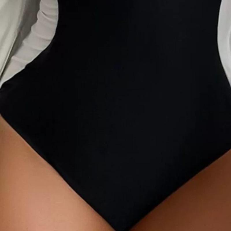 One-piece swimsuit solid color covering meat and showing thinness soaking in hot spring