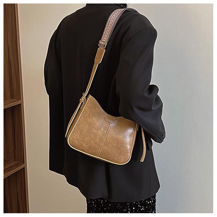 High-End Korean Retro Bucket Bag with Wide Strap - Versatile Crossbody for Autumn/Spring 2024