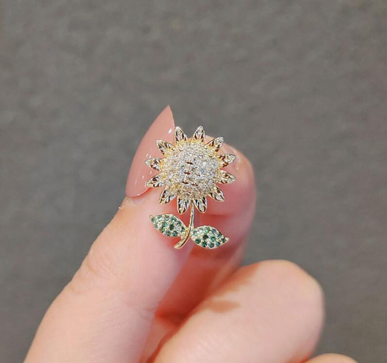 

Elegant Gold Color Rose Flower Brooches For Women Girls Rhinestone CZ Luxury Women Accessories friendstv show brooches for women