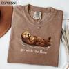 Comfort Colors® Go With The Flow Shirt, Süßes Otter Grafik-T-Shirt, Geschenk für Seeotter-Liebhaber, Vintage Natur T-Shirt, Meeresleben Shirt, Retro Tier