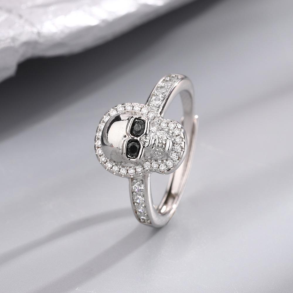 Yi Xuan Skull Ring: Punk Unisex Style with Inlaid Diamond - Nightmare Before Christmas Theme