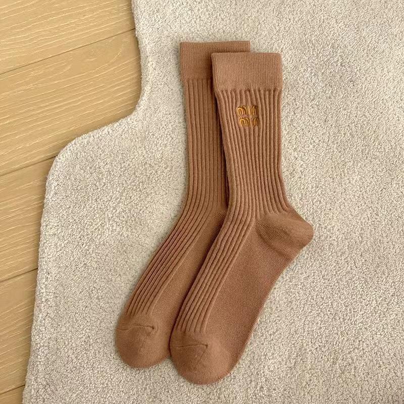 

1 пара модных осенне-зимних новых женских носков из хлопка с вышивкой средней длины, дизайнерские носки чистого цвета для спорта one size кофейный