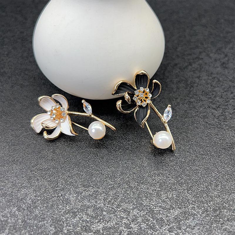 Exquisite Enamel Flower Brooch, High-end, Sophisticated, Niche-style Hairpin, Accessory for Clothing.