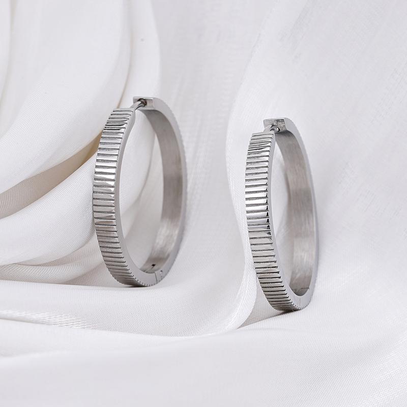 FINE4U 316L Stainless Steel Vertical Ridged Hoop Earrings Click Hinged Circle Hoops Hypoallergenic Textured Ear Jewelry