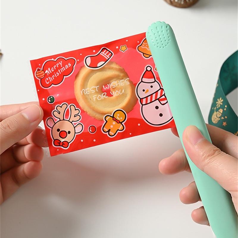 100Pcs 7x10cm Plastic Christmas Machine Sealed Bags Snowflake Pastry Candy Cookie Xmas Party Gift Packaging Supplies