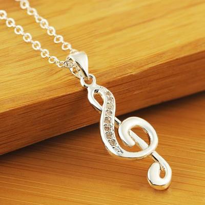 Elegante collana con pendente a forma di nota musicale intarsiata con strass