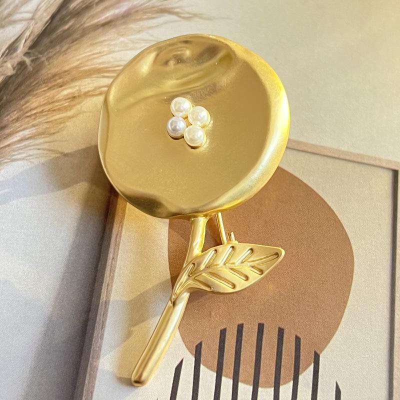 

Средневековая простая золотая матовая золотая брошь в стиле ретро, простые и универсальные аксессуары для корсажа