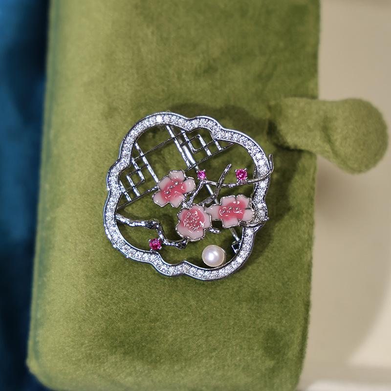 Brosche aus Kupfer im Antik-Stil: Pflaume, Orchidee, Bambus und Chrysantheme Design mit Zirkon und Perlen-Korsage.