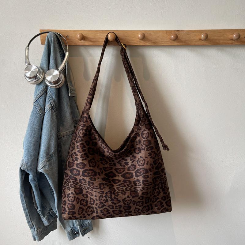 

Retro simple large-capacity tote bag autumn and winter new niche shoulder bag casual commuter fashion handbag цветной печати леопарда