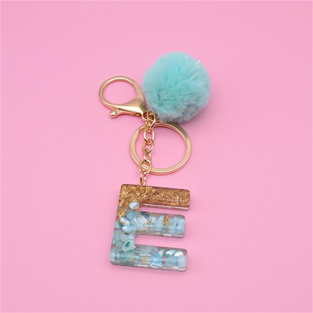 26 inicjały litera klucz wisiorek z zielonym puszystym pomponem moda dziewczęca torebka brokat gradientowa żywica alfabet brelok Charms