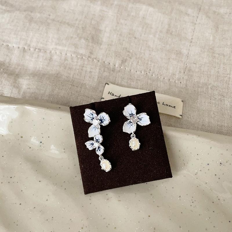 Design Sense Asymmetrical Oil Dripping Flower Fringed Stud Earrings Female Hong Kong Style Retro Light Luxury Elegant Versatile Earrings