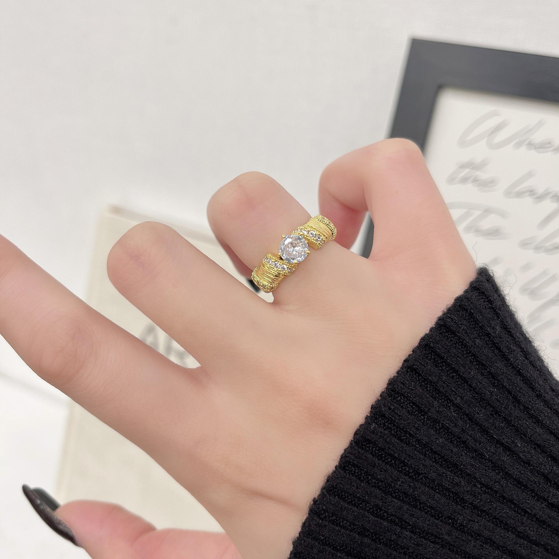 

Women s Vintage Gold Brushed Medieval-Style Ring - French Luxury Fashion Statement Brushed Twist Zirconia золотой