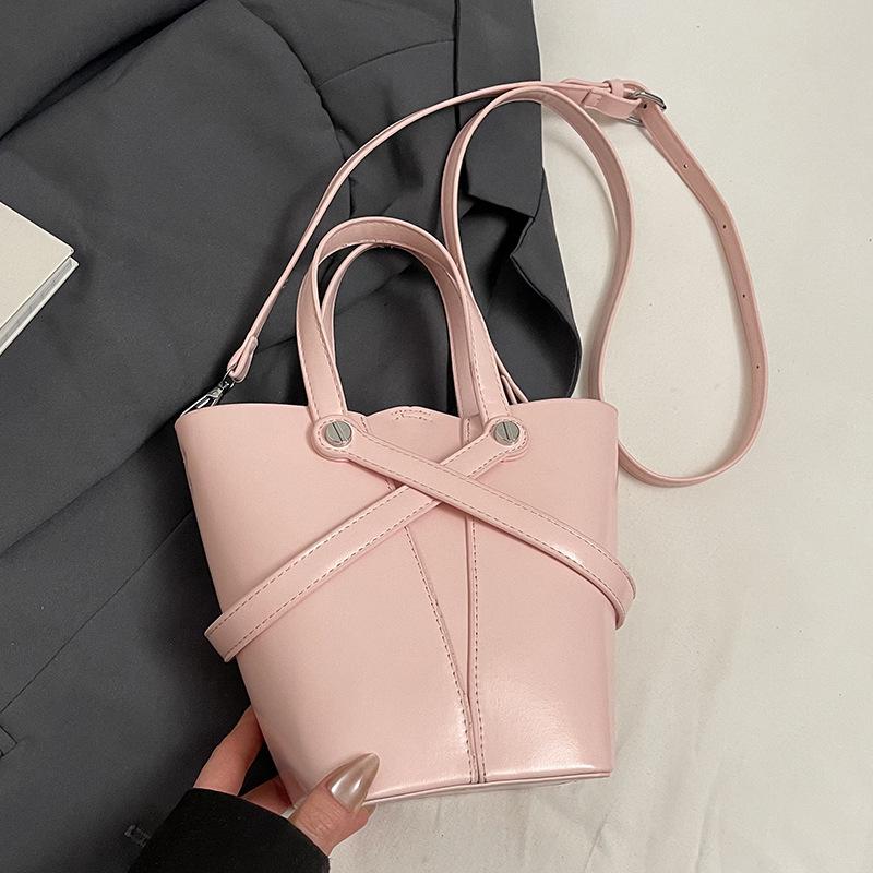 

This year s popular Ou Ruofeng oil wax leather design sense portable bucket bag temperament versatile fashion commuter messenger women s bag