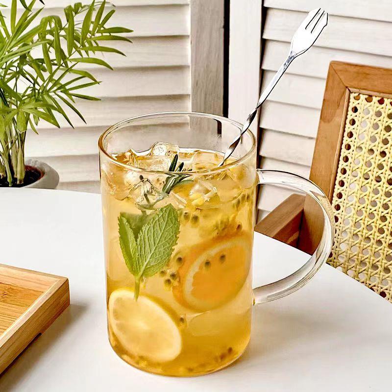 כוס זכוכית גדולה בנפח 1000 מ"ל עם ידית ומכסה, עם סולם מדידה, כוס מים, כוס זכוכית, בקבוק מיץ חלב, כלי שתייה לבית ולמשרד