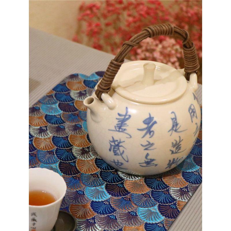 

Водонепроницаемый чайный коврик Дзен Классический тканевый коврик для стола Китайский чайный коврик Этнический стиль Подставка Вышивка Чай Маленький размер Ретро Коврик для чайного столика Small blue tea mat 21x 47cm (Yunjin tea mat)