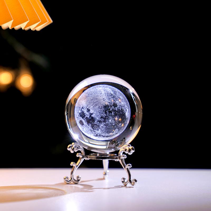 

Креативна 3D скляна куля з металевою підставкою - Настільна прикраса для навчання студента, подарунок 6cm Ball + Silver Metal Stand