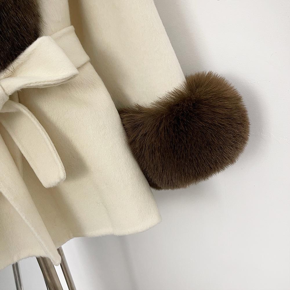 Cappotto Elegante Dimagrante in Cashmere Double-Face Autunno/Inverno 2025 con Pelliccia Sintetica di Volpe e Vita Cintureggiata