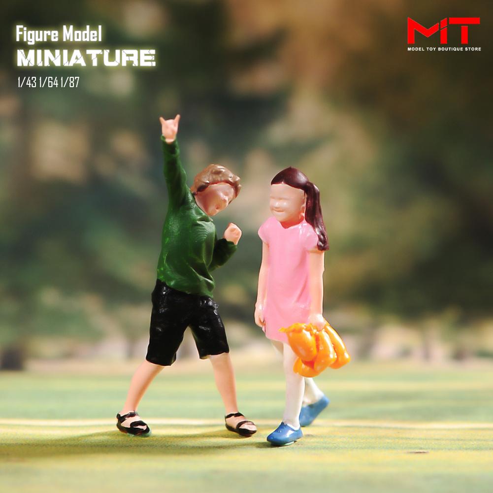 Miniaturfiguren 1/87 1/64 1/43 1/24 Verspielte Entzückende Mädchen Junge Kreative Szene Figur Requisiten Puppen Harz Diorama Modell Spielzeug Geschenk