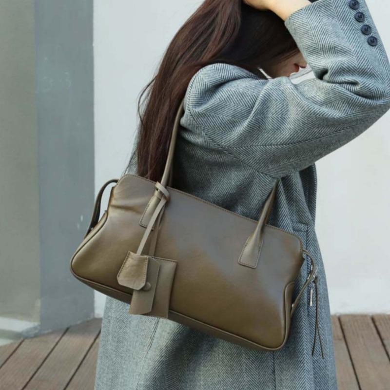 Underarm Bag with A High-end Feel, Hand-held Pillow Women's Bag, and Single-shoulder Baguette Bag Are Popular