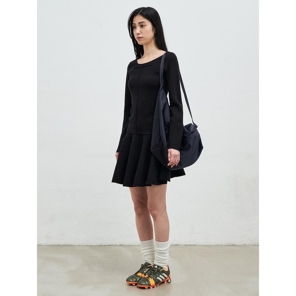 Anggae Scooped Neck Pullover Black