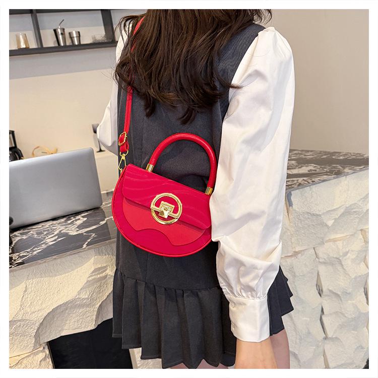 Trendy Retro Shell Bag: Niche Design Crossbody & Handheld Summer Style