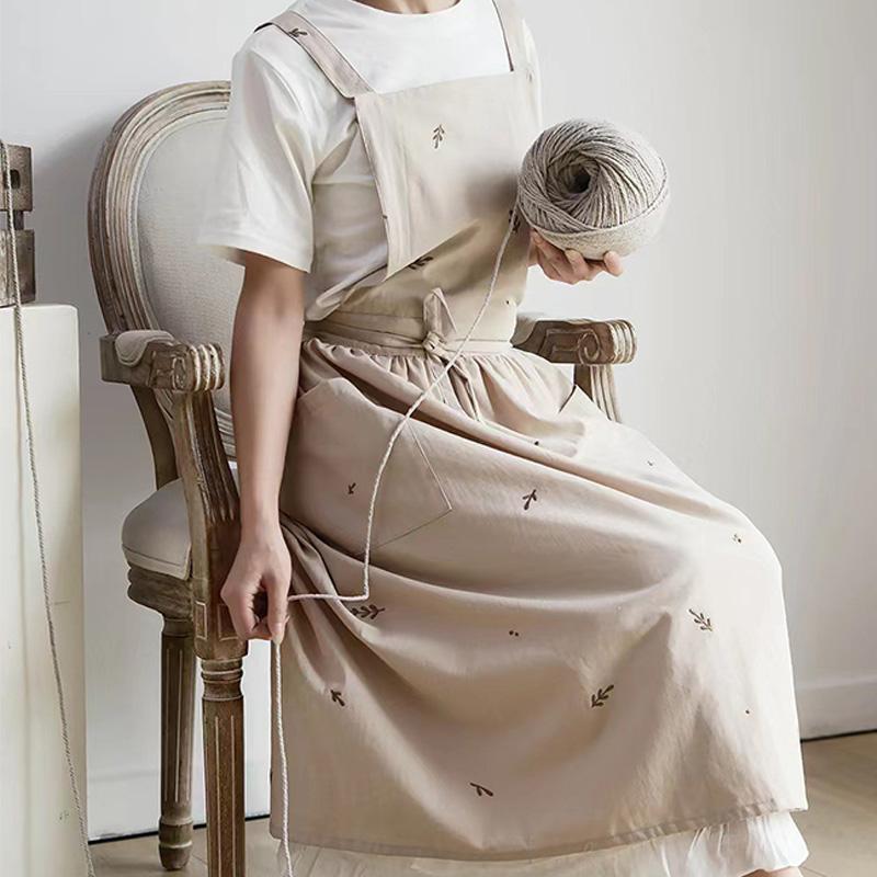 Baumwoll-Leinen-Bestickte Schürzen Latzkleid Kreuzrücken Latzschürze Mit Taschen Zum Kochen Gartenarbeit Backen Malen Café