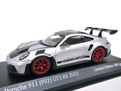 Europos išskirtinio mastelio Porsche 911 GT3 RS su Weissach paketu ir raudonais ratlankiais 2023 1/43 (sidabras)