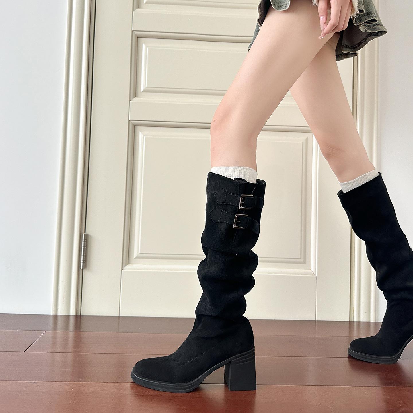 

Двое носят сапоги с длинным ворсом, рыцарские сапоги на толстой подошве, новые модели осени и зимы, но женские ботфорты, женские сапоги на высоком толстом каблуке 40