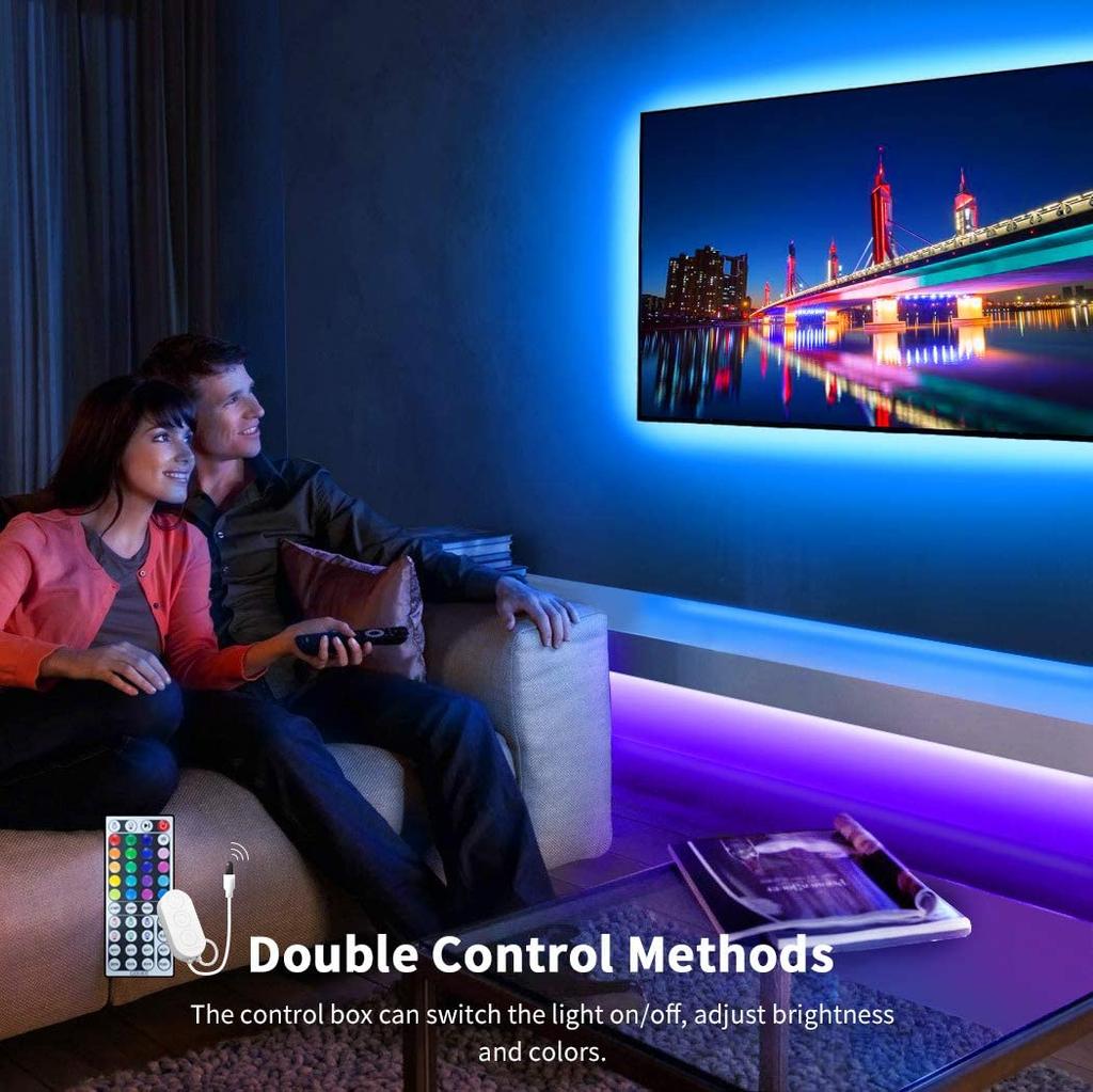 5 metrů vodotěsných LED světelných řetězů s 300 barevnými 5050 RGB LED a Bluetooth ovladačem