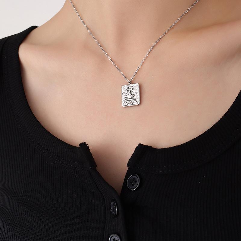 European-Style Personalized Zircon Pendant Necklace In 18K Gold-Plated Titanium Steel Clavicle Chain