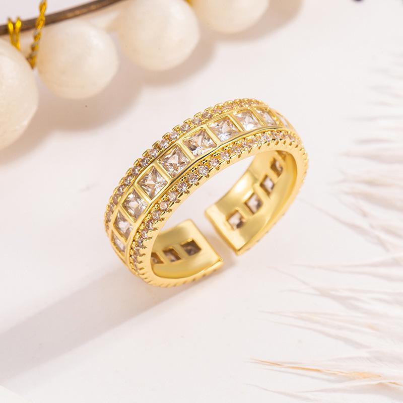 New Gold Square Rhinestone Ring: Luxurious & Unique Women's Hand Jewelry with a Distinct Design