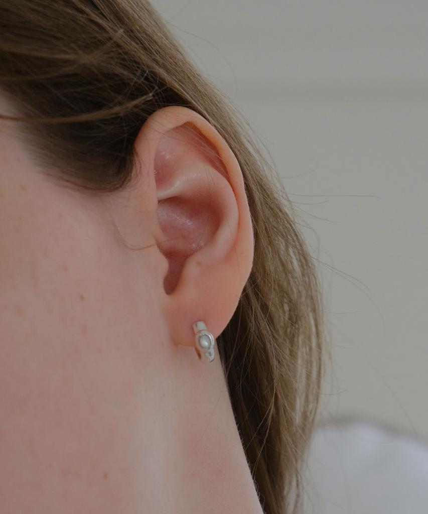 Reve Petit Stone Earrings -White