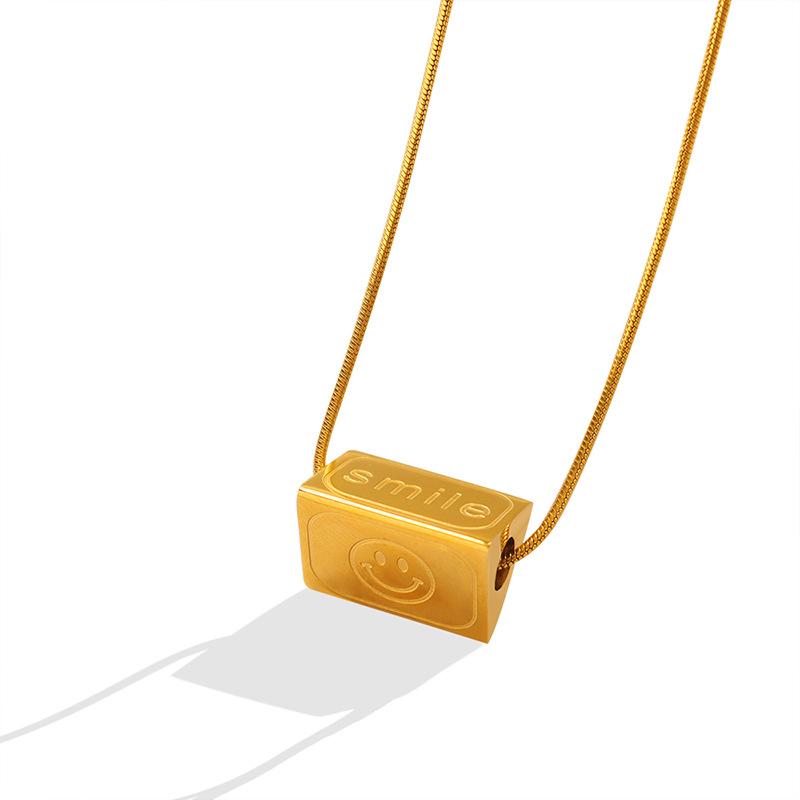 Koreanische Version der vielseitigen Halskette mit Dreieck-Anhänger der Campus-Serie Wind, Schlüsselbeinkette aus Titanstahl und 18 Karat Gold