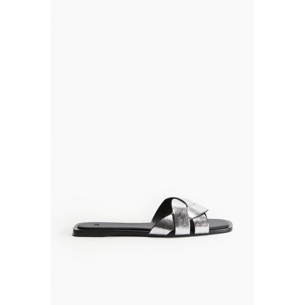 

Плетеные босоножки HM серебристого цвета