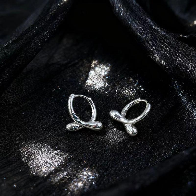 Simple Metal Cross Ear Buckle Fashion Trend Simple Earrings Women'S High Sense Versatile Cold Wind Ear Jewelry