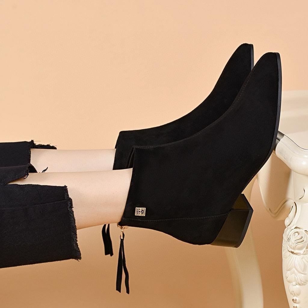 Pointed short boots women's autumn and winter new simple temperament light version rear zipper small leather boots
