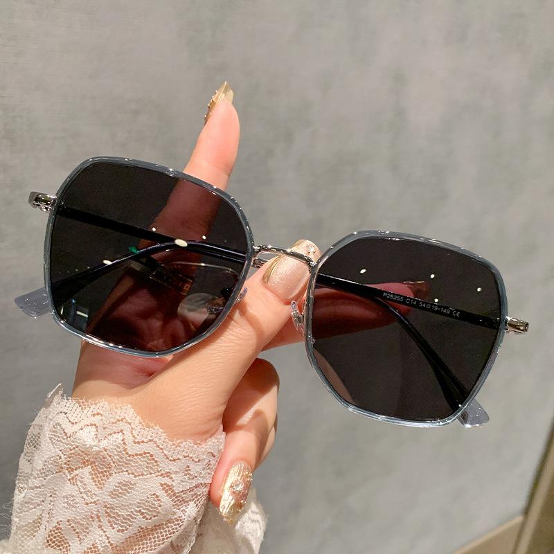 Large frame polarized sunglasses for women's new ultra-light advanced face-showing small sunglasses, UV-proof street glasses
