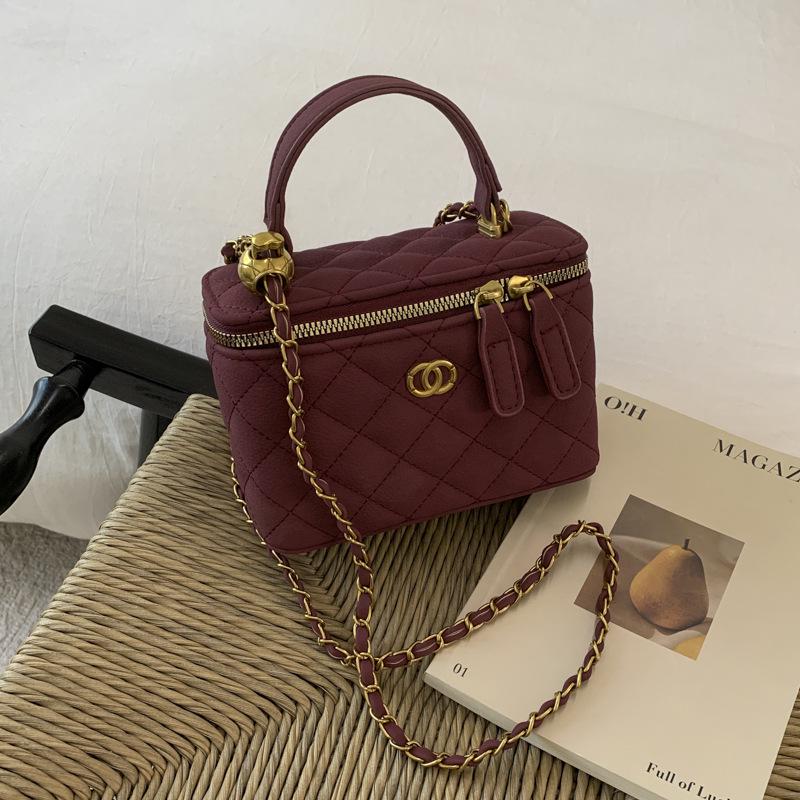 

Women s 2025 Trendy Diamond Pattern Chain Handbag - Versatile Box Bag for Shoulder or Crossbody Wear