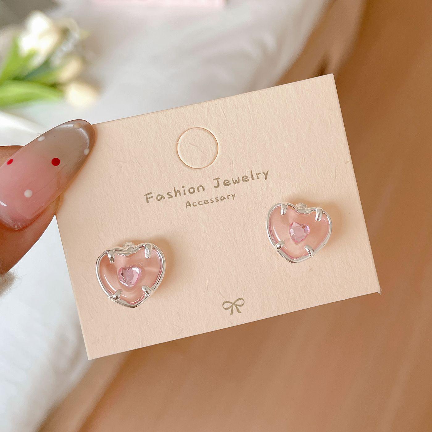 

Изысканные серьги цвета розовой вишни и персика с серебряной иглой — нишевый дизайн и девчачье очарование