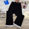 Schwarze, kurze Jeans mit Micro-Flare-Schnitt und Spitzeneinsatz in Petite-Größen – figurformende Sommerhose mit elastischem Bund für Damen in großen Größen