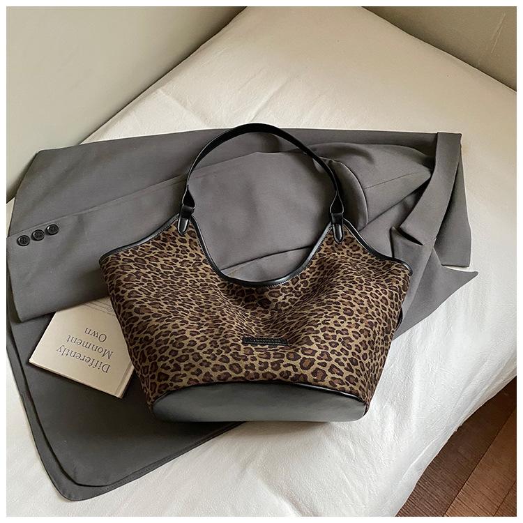 

Ретро и простые новые женские сумки осени 2025 года, модные сумки-тоут большой вместимости, сумки подмышку, большие сумки, сумки-ведра с леопардовым принтом.