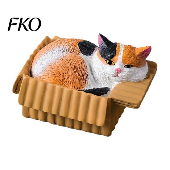 Small Desktop Ornament for Cat Lovers Mini Ornaments, Simulation Express Carton with Resin Kitten Figurines, Cute Healing Desk Accessory Car Dashboard