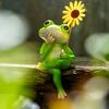 Garden Ornament Thinking Frog Holding Flower Shape Resin Statue Realistic Design Garden Pond Fountain Aquarium Figure