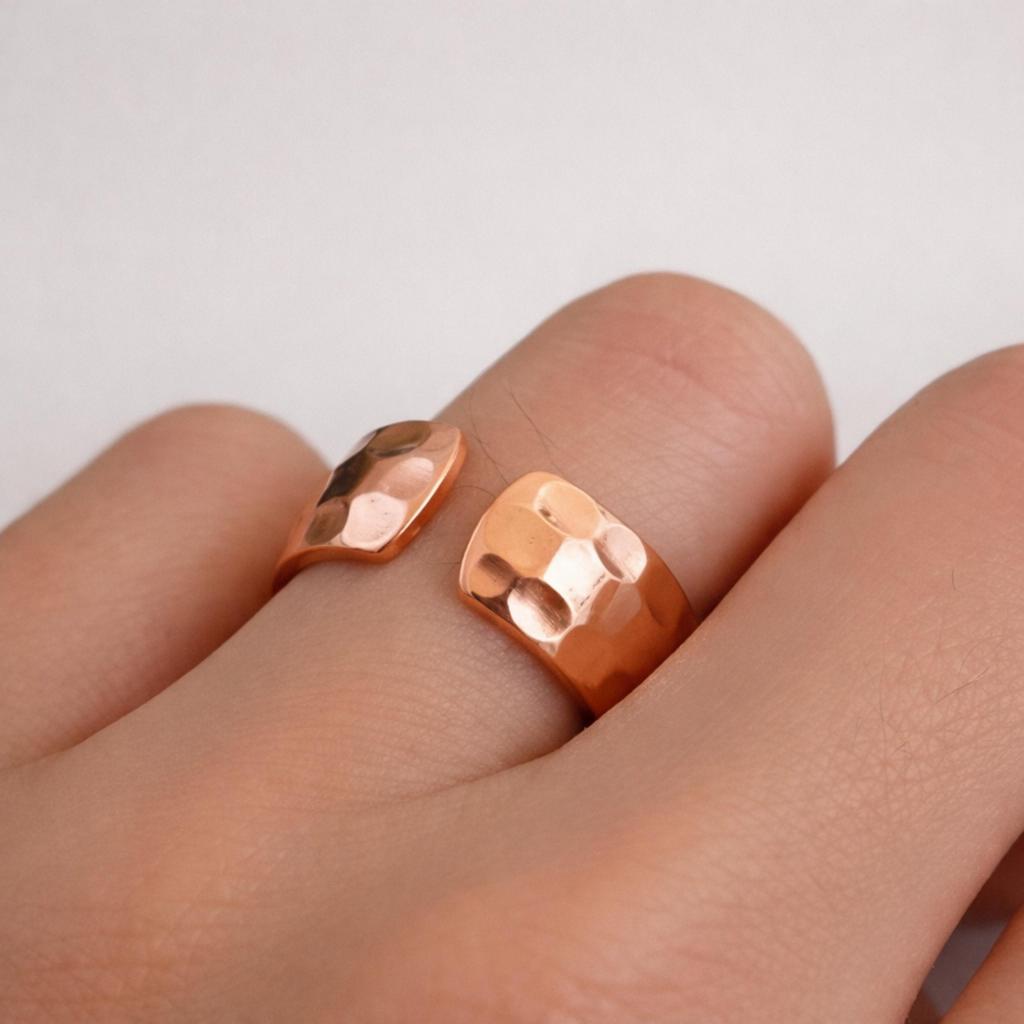 Gehamerde Koperen Open Ring – Brede Minimalistische Verstelbare Band, Rustieke Statement Sieraden