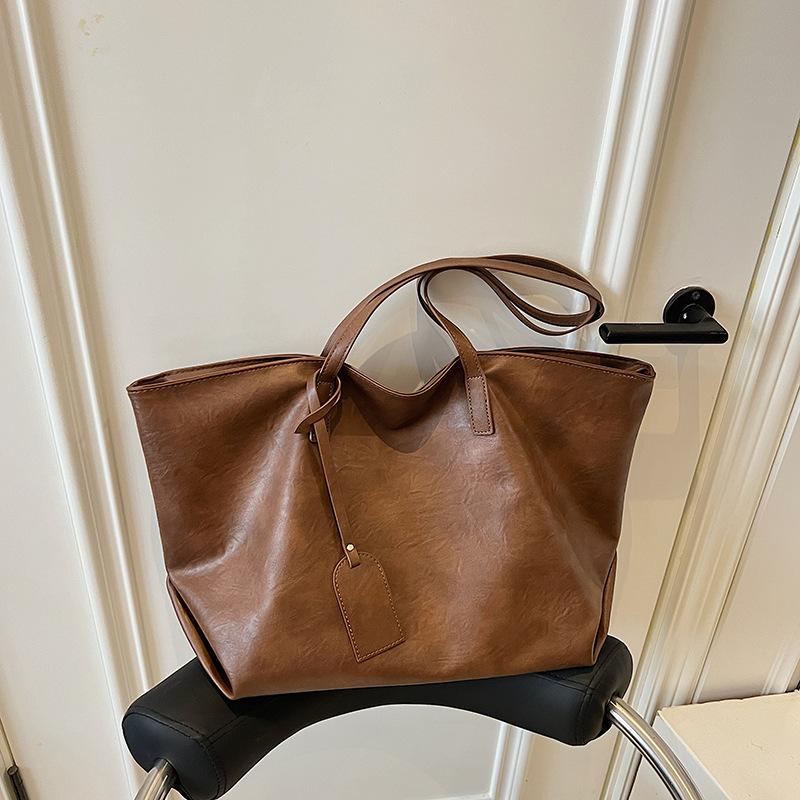 

Retro tote bag, large-capacity women s commuter bag 2025 new simple underarm bag, versatile shoulder bag, one piece is sent on behalf of others. коричневый