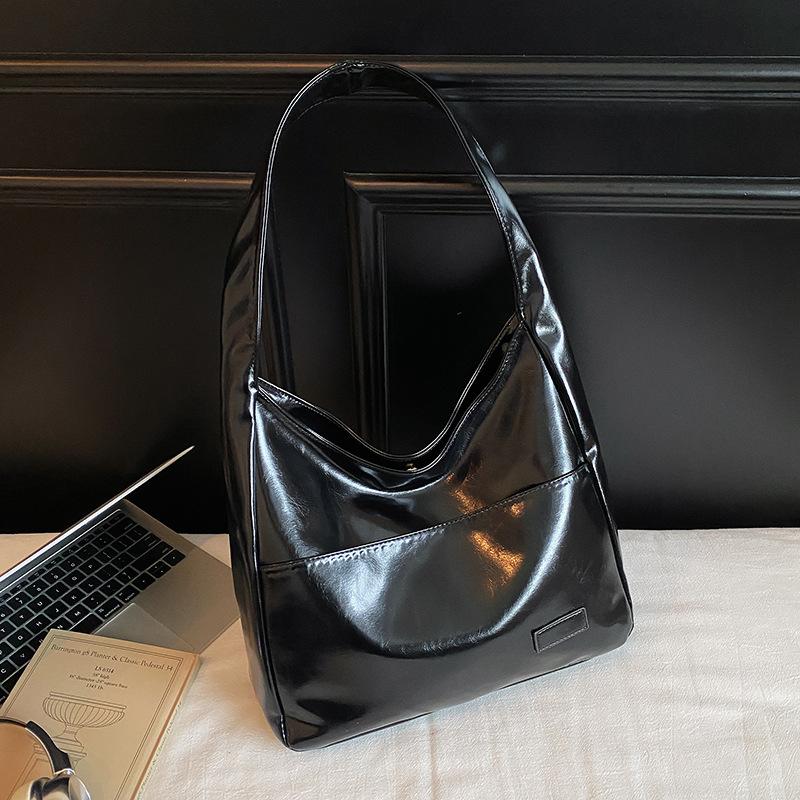 

Premium texture temperament commuting versatile shoulder bag women s versatile oily leather fashion shopping out niche design чорний